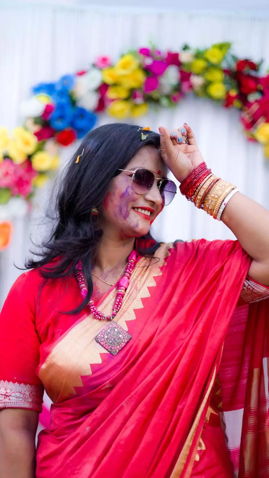 Premium Photo | Beautiful young indian women wearing saree and sunglass  haveing shopping bag on hand walking