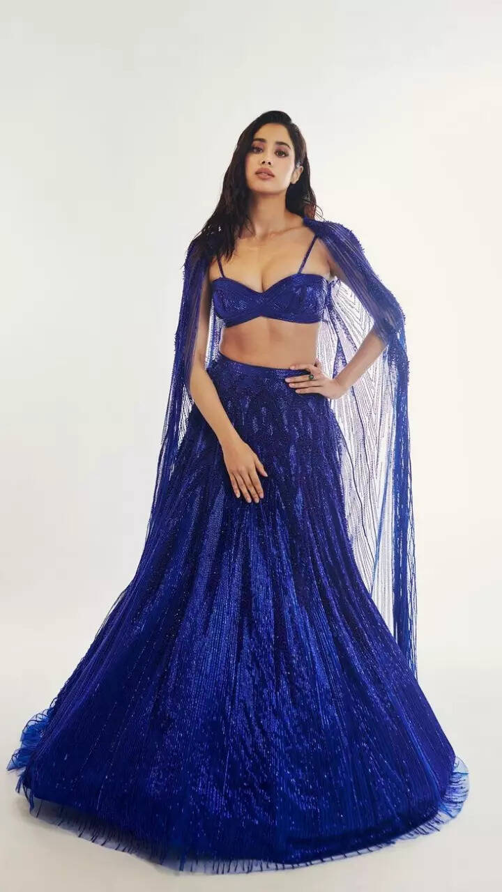 Janhvi Kapoor steals hearts with her elegant ethnic fashion