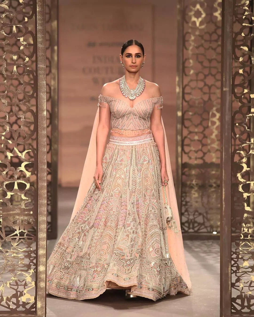 Beauty queens epitomize Indian craftsmanship at its best in India ...