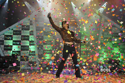 SRK unveils 'Ra-One' deo