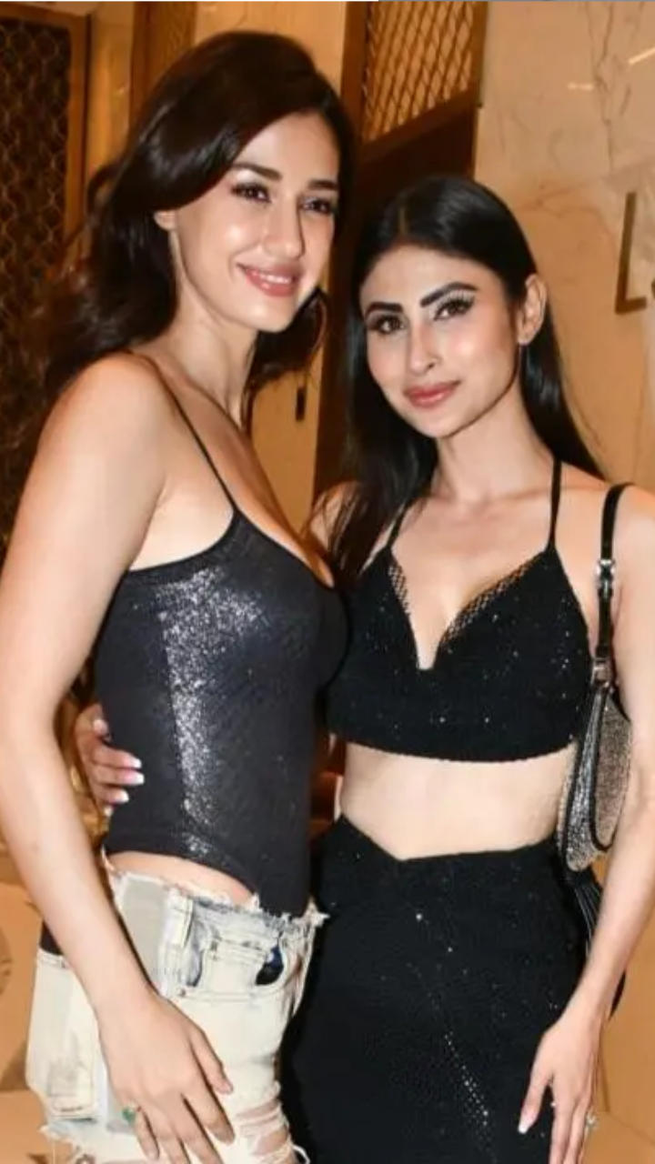 Khushi Kapoor's S*xy Bralette Blouse With An Elegant Mirror-Worked