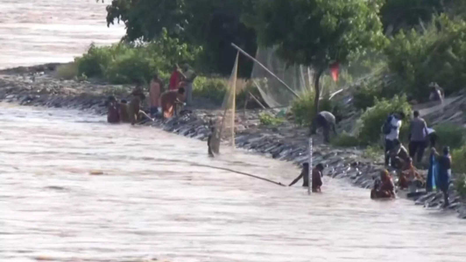 Odisha: Fishermen suffering due to overflowing of River Mahanadi at ...