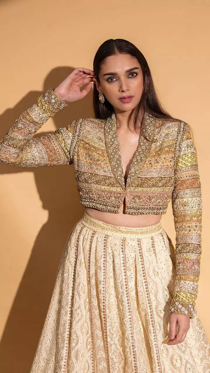 Aditi Rao Hydari exudes royal elegance in ethnic wear