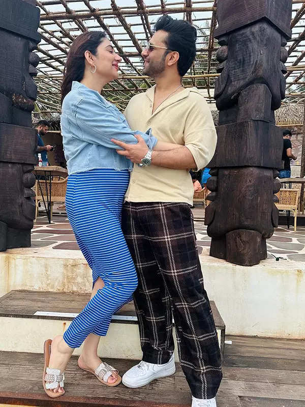 Mom-To-Be Disha Parmar’s love-filled pictures with hubby Rahul Vaidya will melt your heart