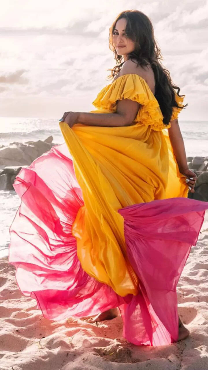 ​Sonakshi Sinha is stealing our hearts with her 'Palat' moment by the beach