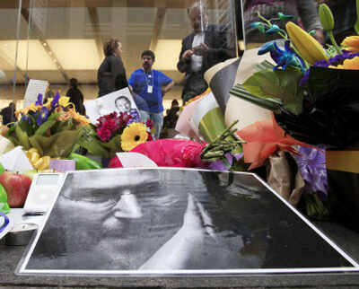 Fans pay tribute to Steve Jobs