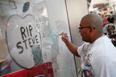 Fans pay tribute to Steve Jobs