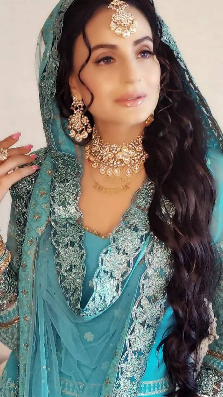 Desi diva Ameesha Patel captivates with timeless elegance