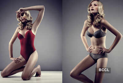 Hot models strike poses!