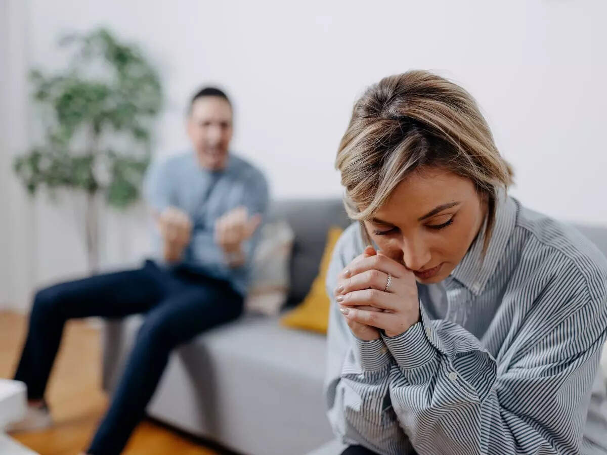 7 signs of toxic behaviour in a relationship which are NOT NORMAL