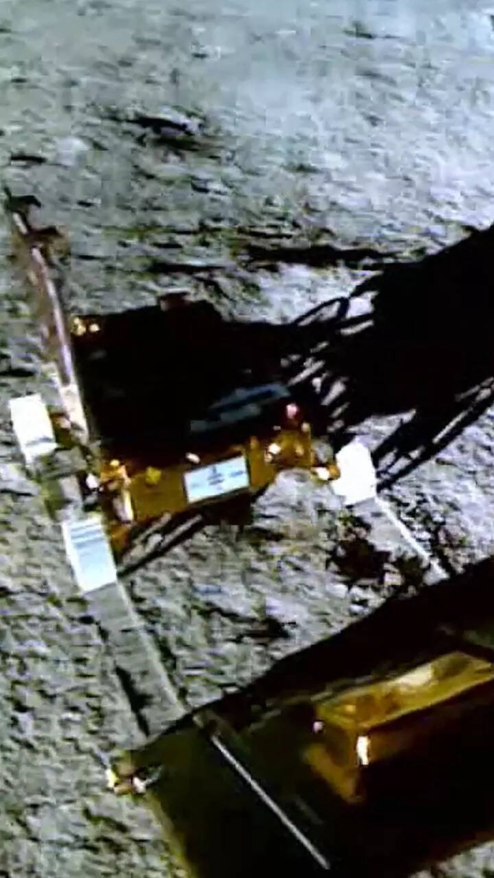 ​Lander's first moon selfie captures Rover Pragyan's deployment​