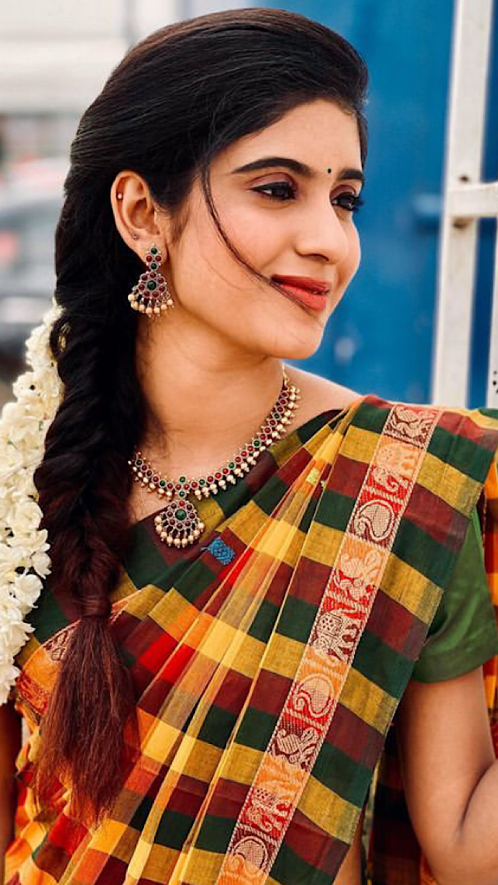Swetha Senthilkumar dazzles in glamorous outfits​ | Times of India