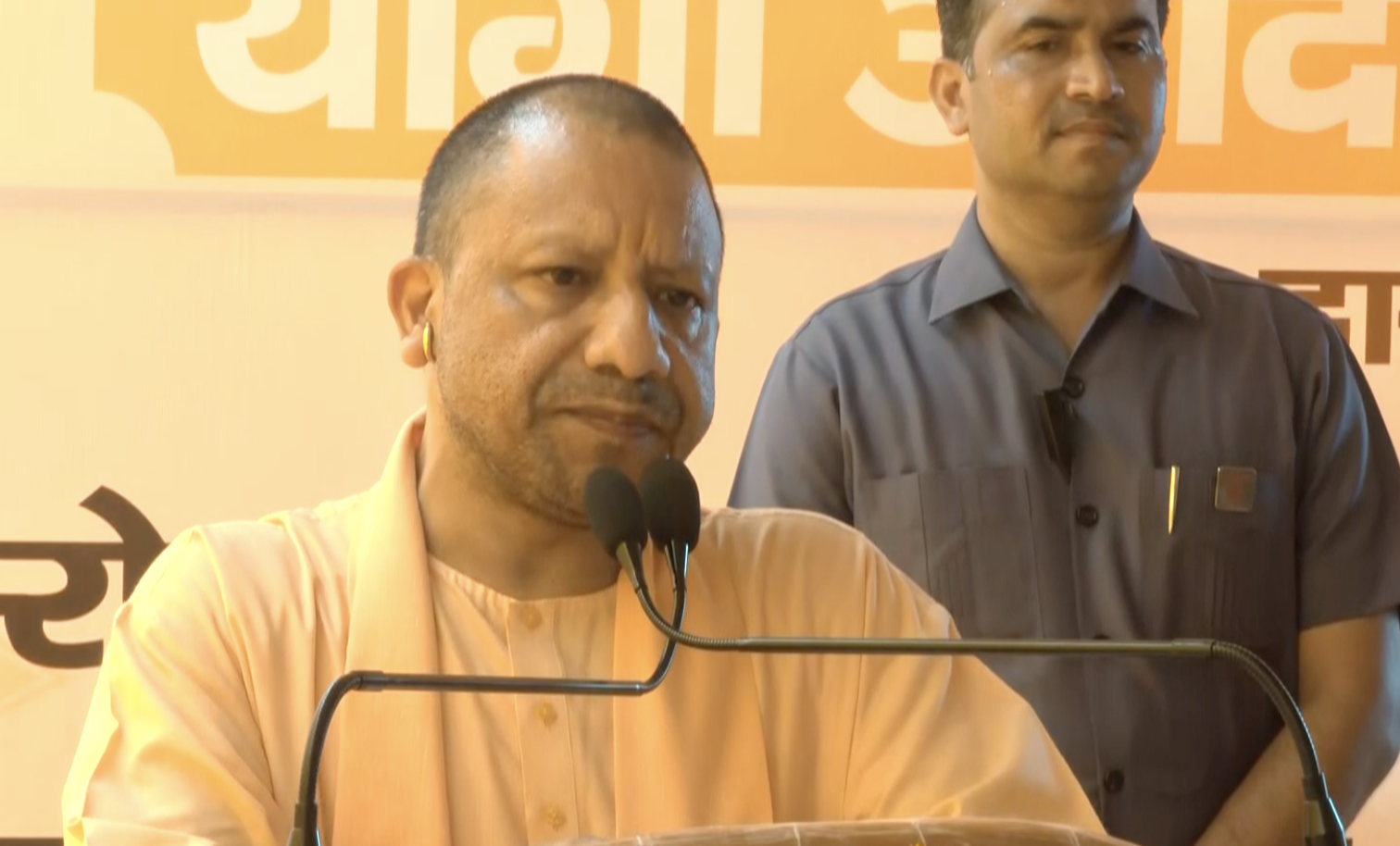 yogi adityanath: Yogi Adityanath distributes flood relief material in ...