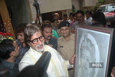 Big B celebrates his b'day with fans