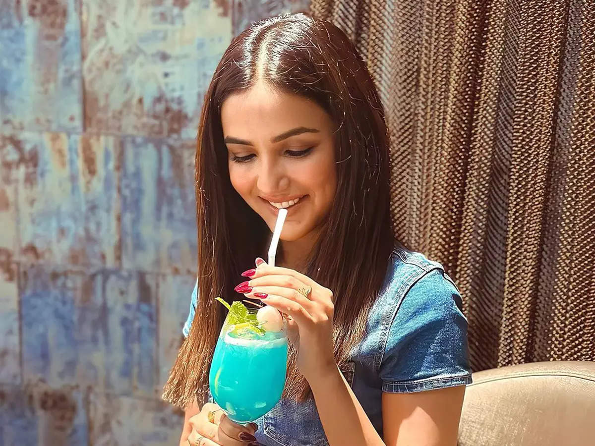 Jasmin Bhasin gives a glimpse into her exotic getaway with beau Aly Goni