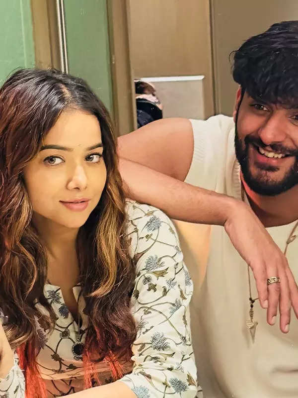 Manisha Rani and Abhishek Malhan's adorable mirror selfie goes viral