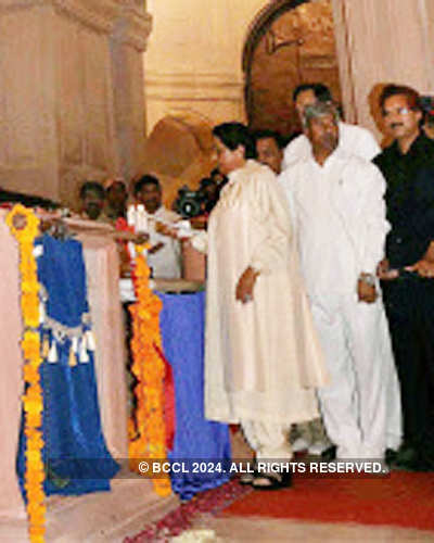 Mayawati unveils Rs 685cr park