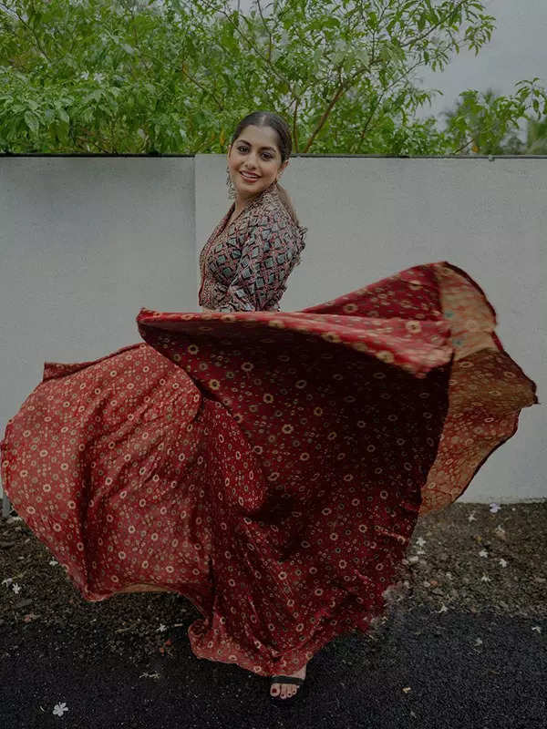 Malayalam star Meera Nandan's joyous engagement to businessman Sreeju captured in dreamy pictures