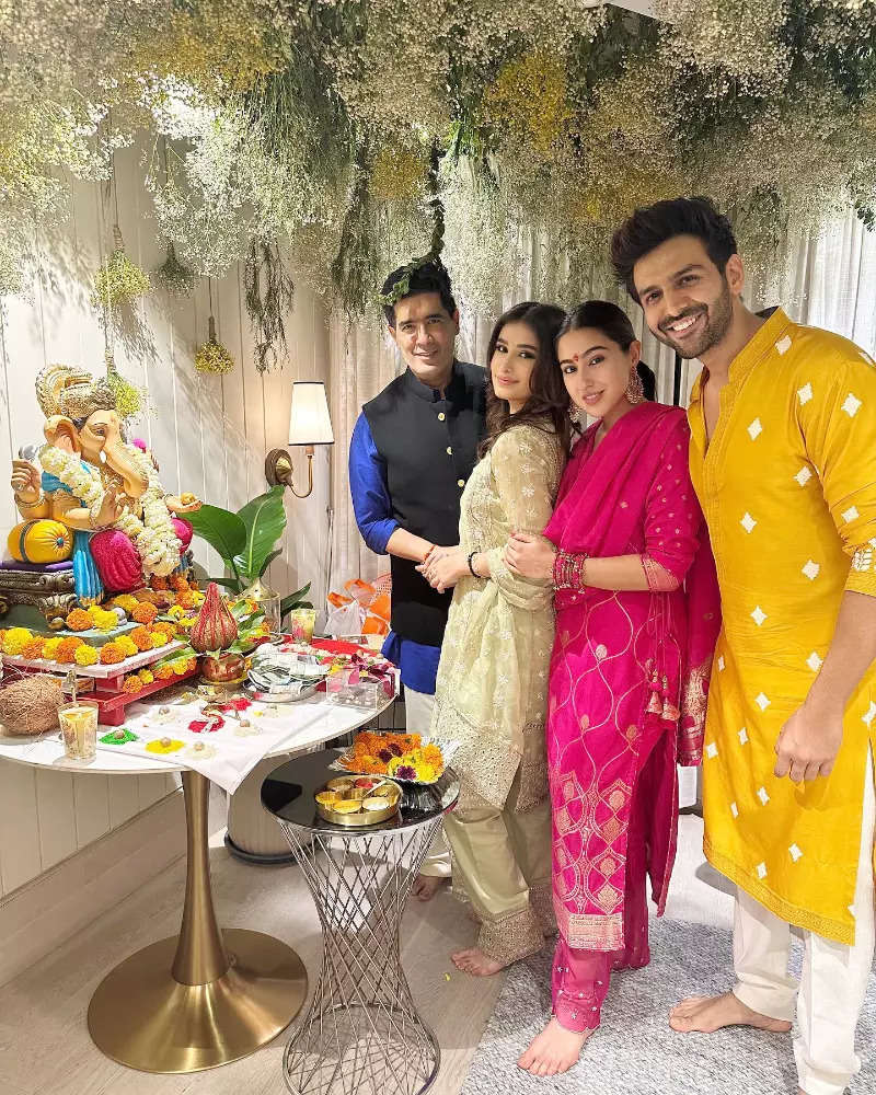 Inside pictures from Kartik Aaryan’s Ganesh Chaturthi celebrations with Sara Ali Khan, Mrunal Thakur and others