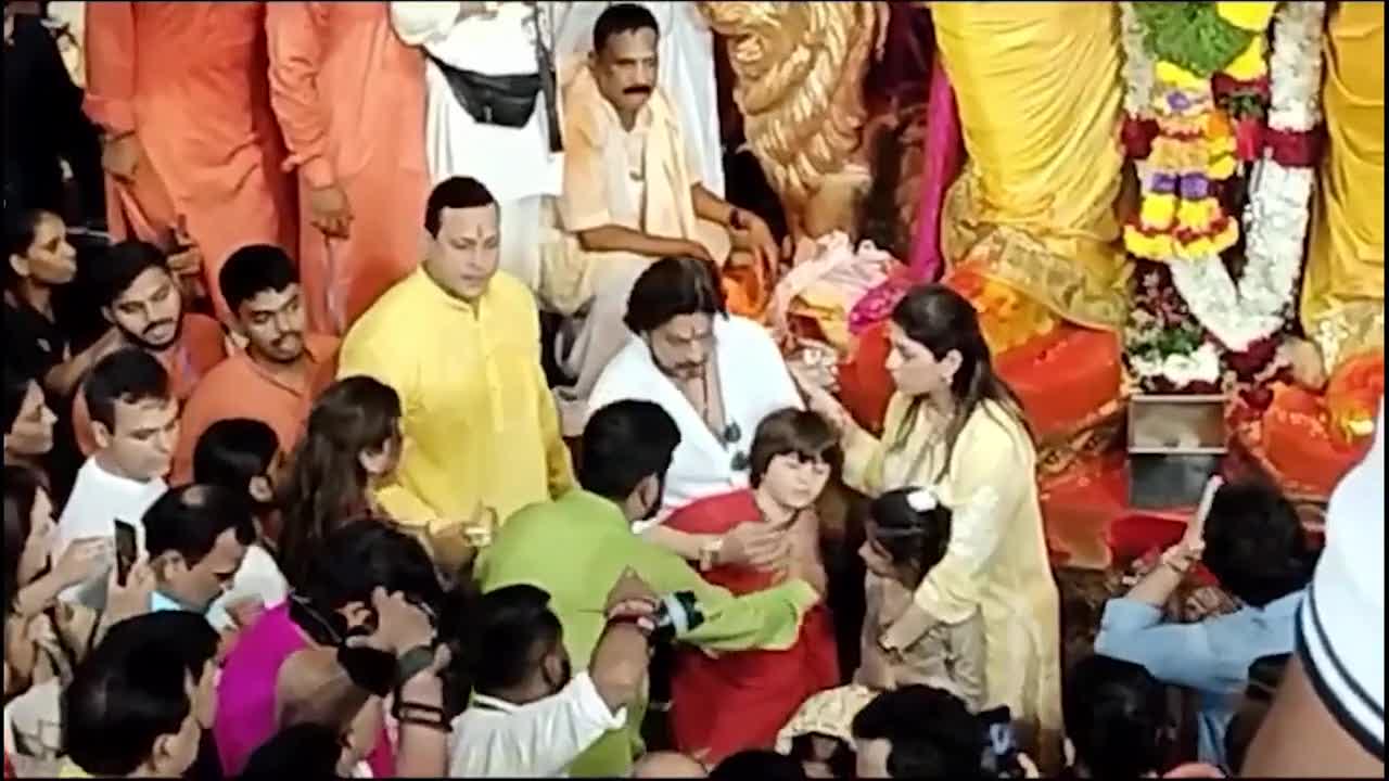 Amidst ‘Jawan’ success, Shah Rukh Khan seeks Bappa's blessings at ...