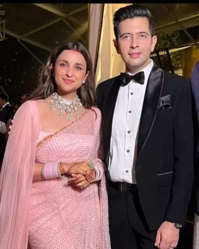 Parineeti Chopra and Raghav Chadha's wedding reception look goes viral, see pictures of the newly married couple