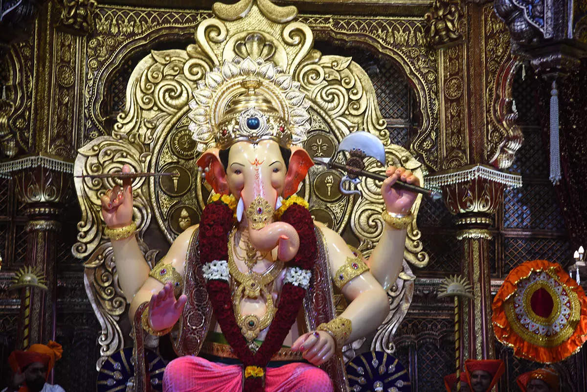 Ganesh Visarjan 2023: Devotees Immerse Idols in Water to Mark Festival ...