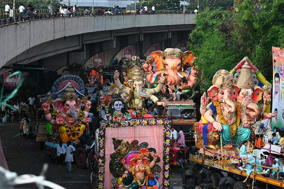 Ganesh Visarjan 2023: Devotees Immerse Idols in Water to Mark Festival ...