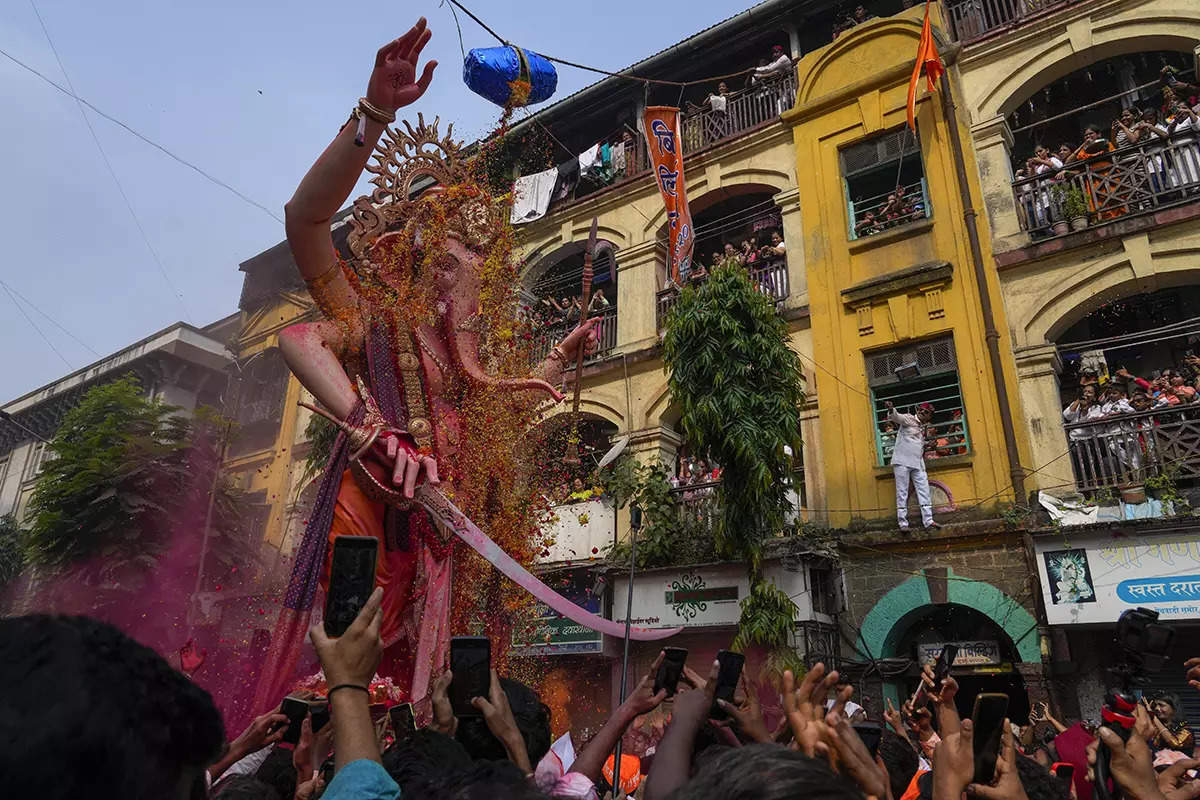 ​Ganesh Visarjan 2023: Devotees Immerse Idols in Water to Mark Festival's Final Day and Bid Farewell to Lord Ganesha ​