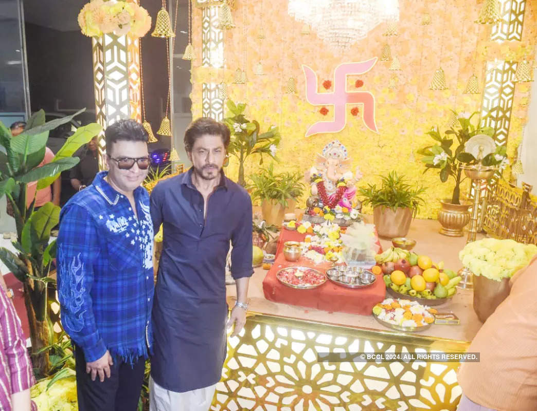 Shah Rukh Khan, Ananya Panday, Aditya Roy Kapoor & other celebs visit T-Series office for Ganpati Darshan