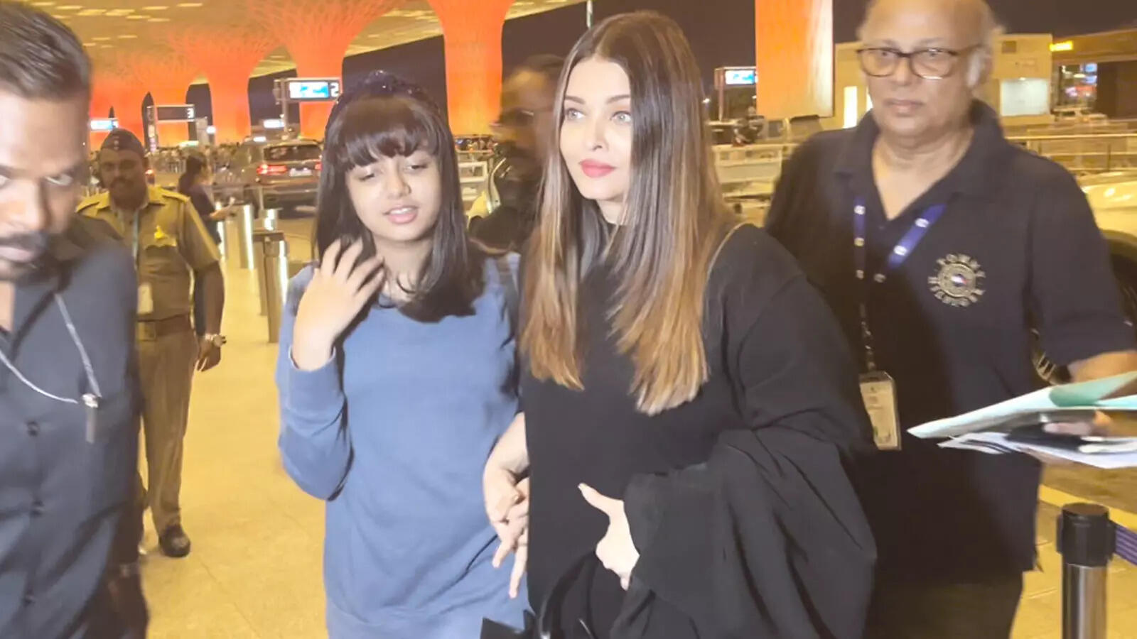 &lsquo;Aap log girne wale ho&rsquo;, Aishwarya Rai Bachchan warns paps as she gets clicked with Aaradhya Bachchan at airport