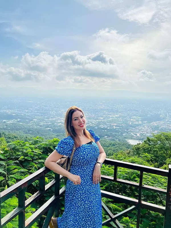 문문 두타(Munmun Dutta)가 TMKOC 촬영장에서 자신의 생일 축하 모습을 공유합니다.<BR>