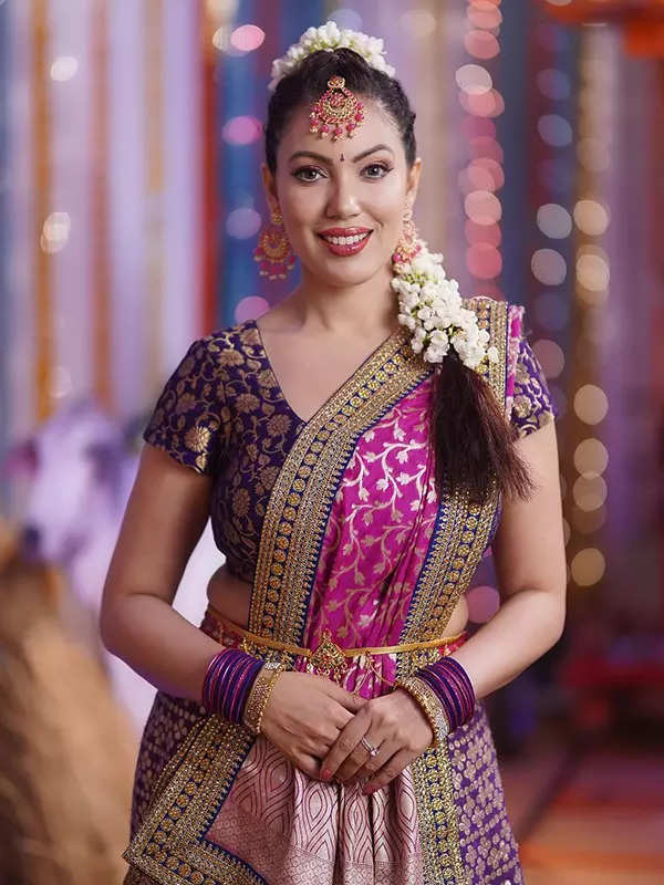 문문 두타(Munmun Dutta)가 TMKOC 촬영장에서 자신의 생일 축하 모습을 공유합니다.<BR>