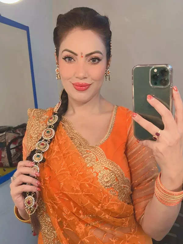 문문 두타(Munmun Dutta)가 TMKOC 촬영장에서 자신의 생일 축하 모습을 공유합니다.<BR>