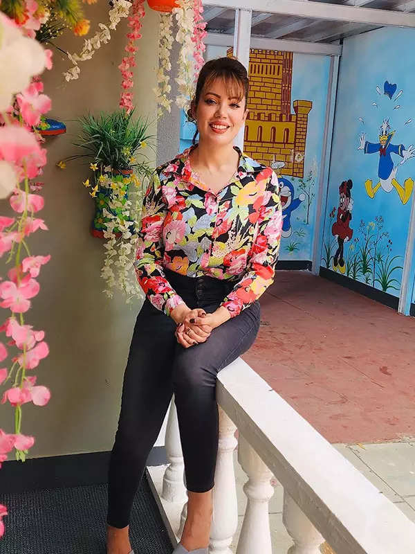 문문 두타(Munmun Dutta)가 TMKOC 촬영장에서 자신의 생일 축하 모습을 공유합니다.<BR>