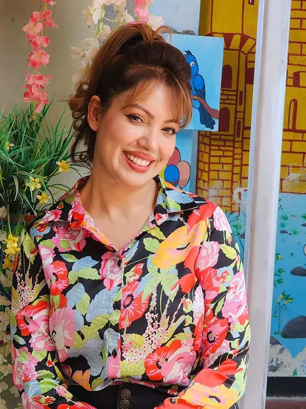 문문 두타(Munmun Dutta)가 TMKOC 촬영장에서 자신의 생일 축하 모습을 공유합니다.<BR>