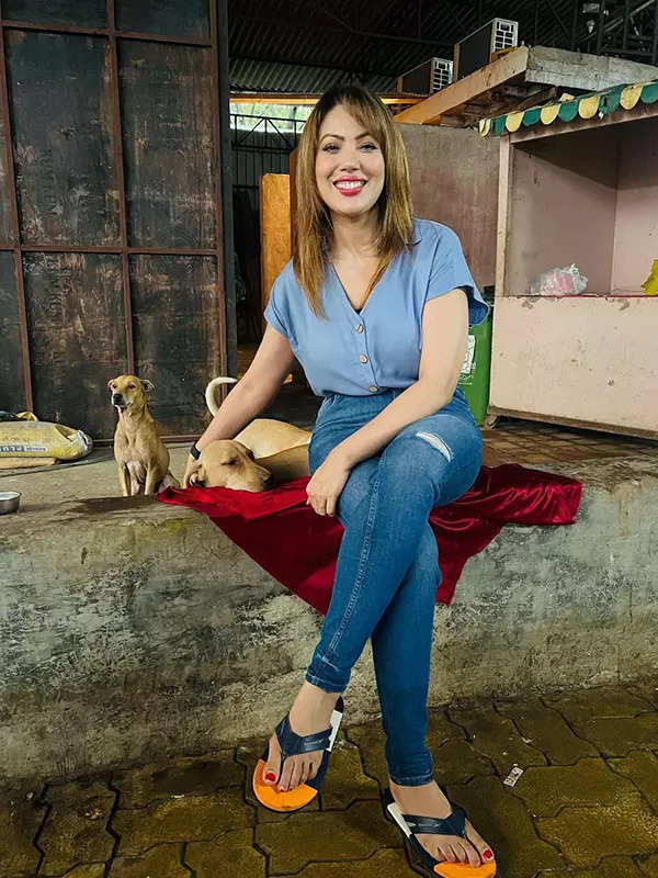 문문 두타(Munmun Dutta)가 TMKOC 촬영장에서 자신의 생일 축하 모습을 공유합니다.<BR>