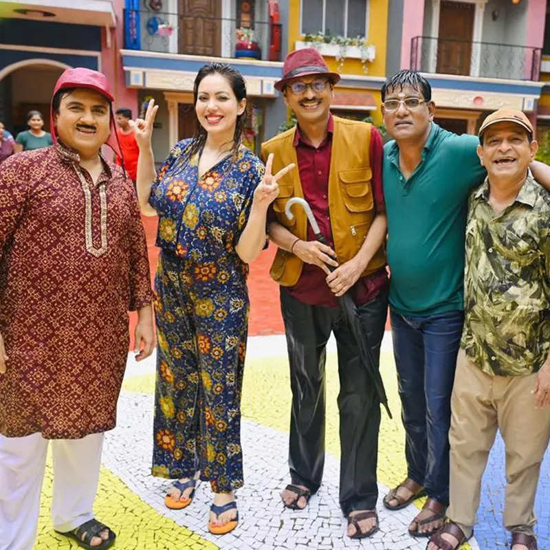 문문 두타(Munmun Dutta)가 TMKOC 촬영장에서 자신의 생일 축하 모습을 공유합니다.<BR>