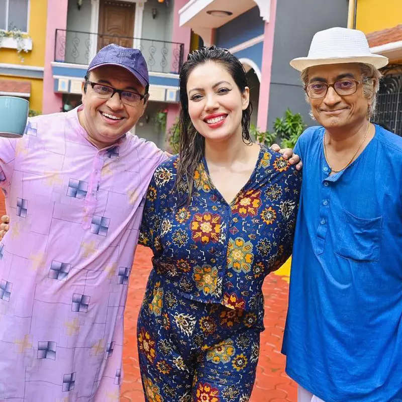 문문 두타(Munmun Dutta)가 TMKOC 촬영장에서 자신의 생일 축하 모습을 공유합니다.<BR>