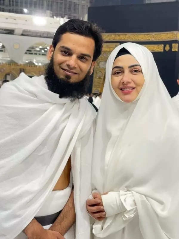 Sana Khan and Anas Saiyad embark on a spiritual journey to Mecca with their newborn son