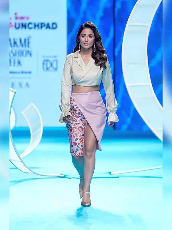 Hina Khan shines on the ramp with her effortless style and grace, see pictures