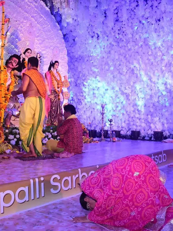 Sushmita Sen adds grace to Durga Pujo celebration with her daughters and mesmerising Dhunuchi Dance, see pictures