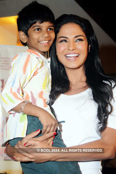 Veena Malik adopts Hindu Girl