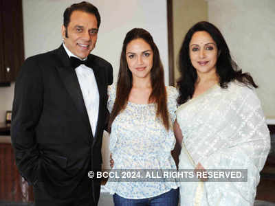 Esha with parents Dharmendra, Hema