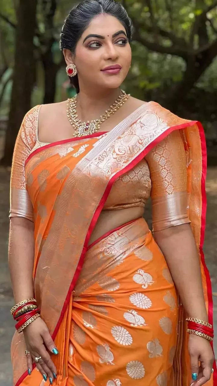 Reshma Pasupuleti personifies eternal elegance in splendid saree drapery​ |  Times of India