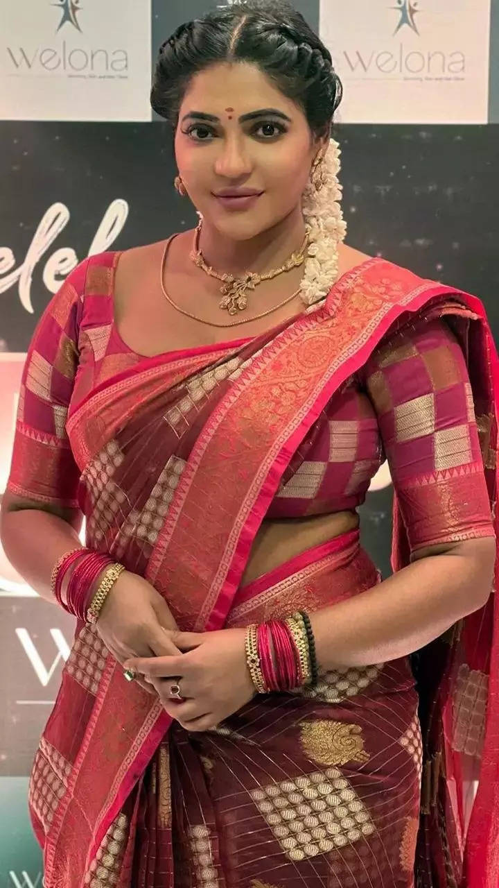 Reshma Pasupuleti personifies eternal elegance in splendid saree drapery​ |  Times of India