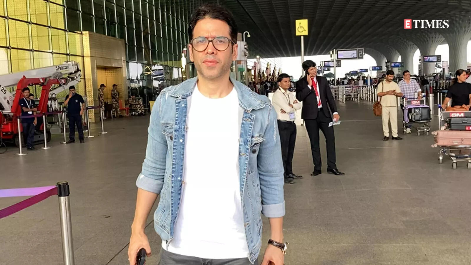 Tusshar Kapoor looks fit and fab; rocks a casual look at the airport