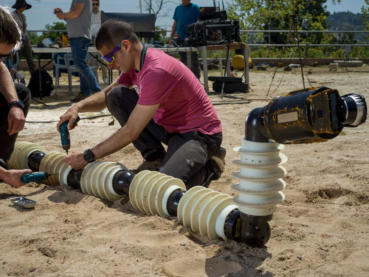 Nasa's Snake-like Robot With An Aim For Saturn's Moon