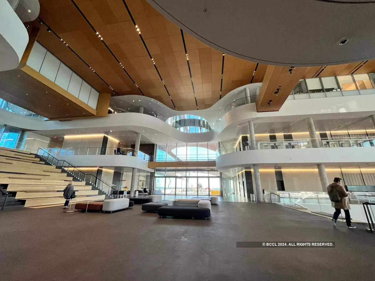 Kellogg School of Management: From architectural elegance to scenic surroundings