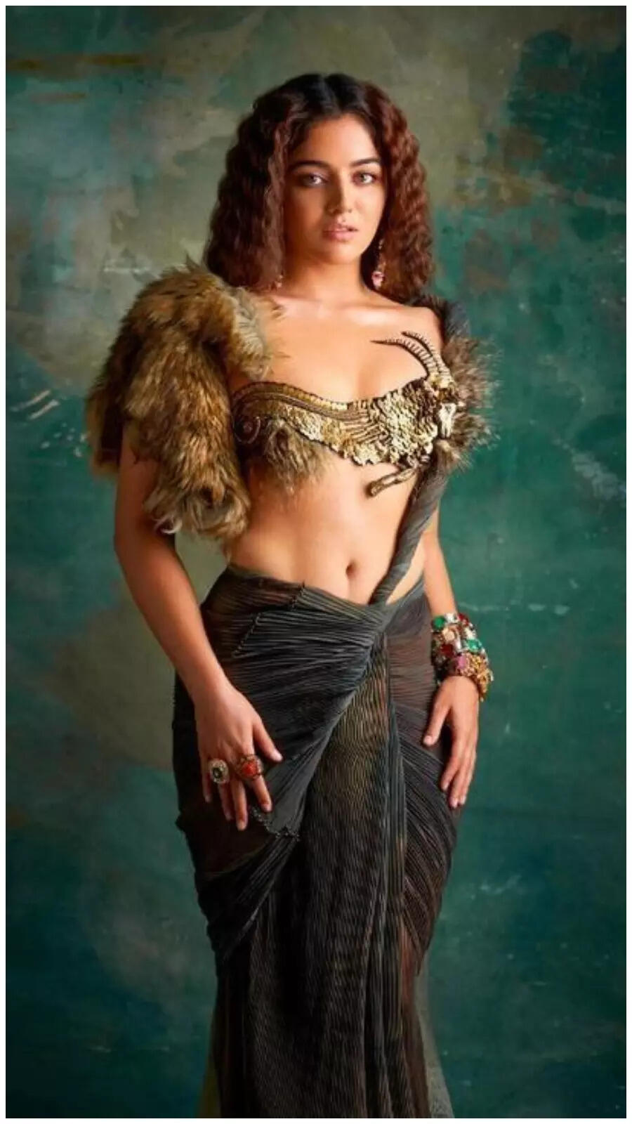 Wamiqa gabbi hot navel