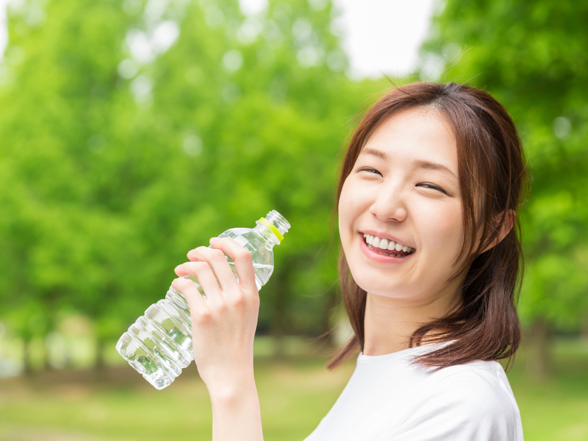 Игры пить воду. Японец пьет воду. Детокс девушка. Японка пьет воду. Человек с бутылкой воды.
